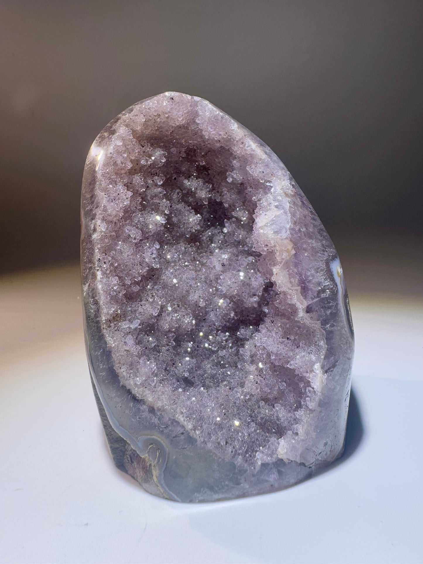 Rainbow Amethyst Cutbase 9 cm 403 g | Uruguay Amethyst mit funkelnder Doppelkristallisation