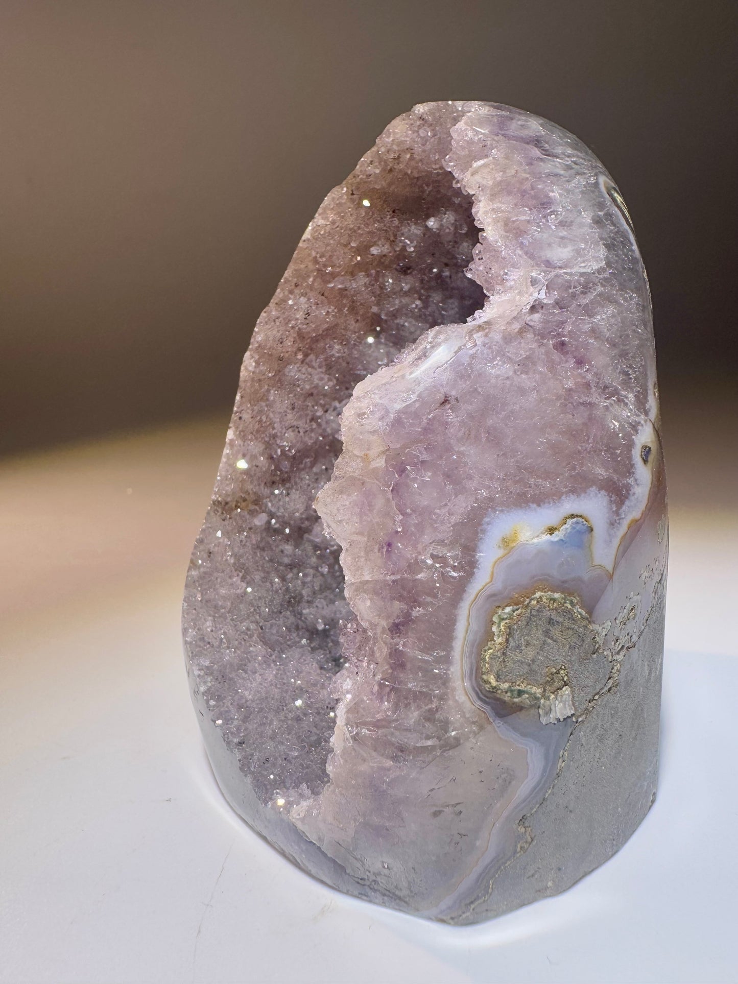 Rainbow Amethyst Cutbase 9 cm 403 g | Uruguay Amethyst mit funkelnder Doppelkristallisation