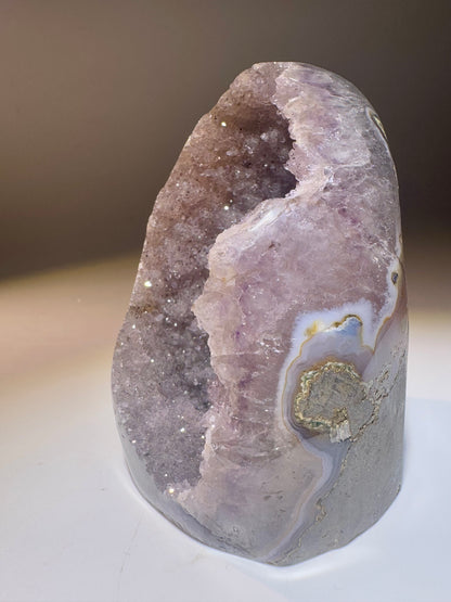 Rainbow Amethyst Cutbase 9 cm 403 g | Uruguay Amethyst mit funkelnder Doppelkristallisation