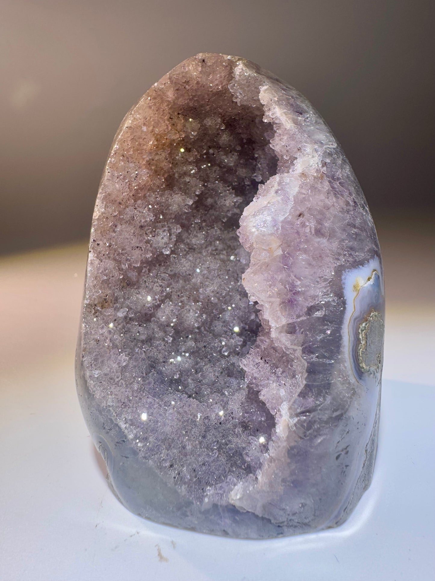 Rainbow Amethyst Cutbase 9 cm 403 g | Uruguay Amethyst mit funkelnder Doppelkristallisation