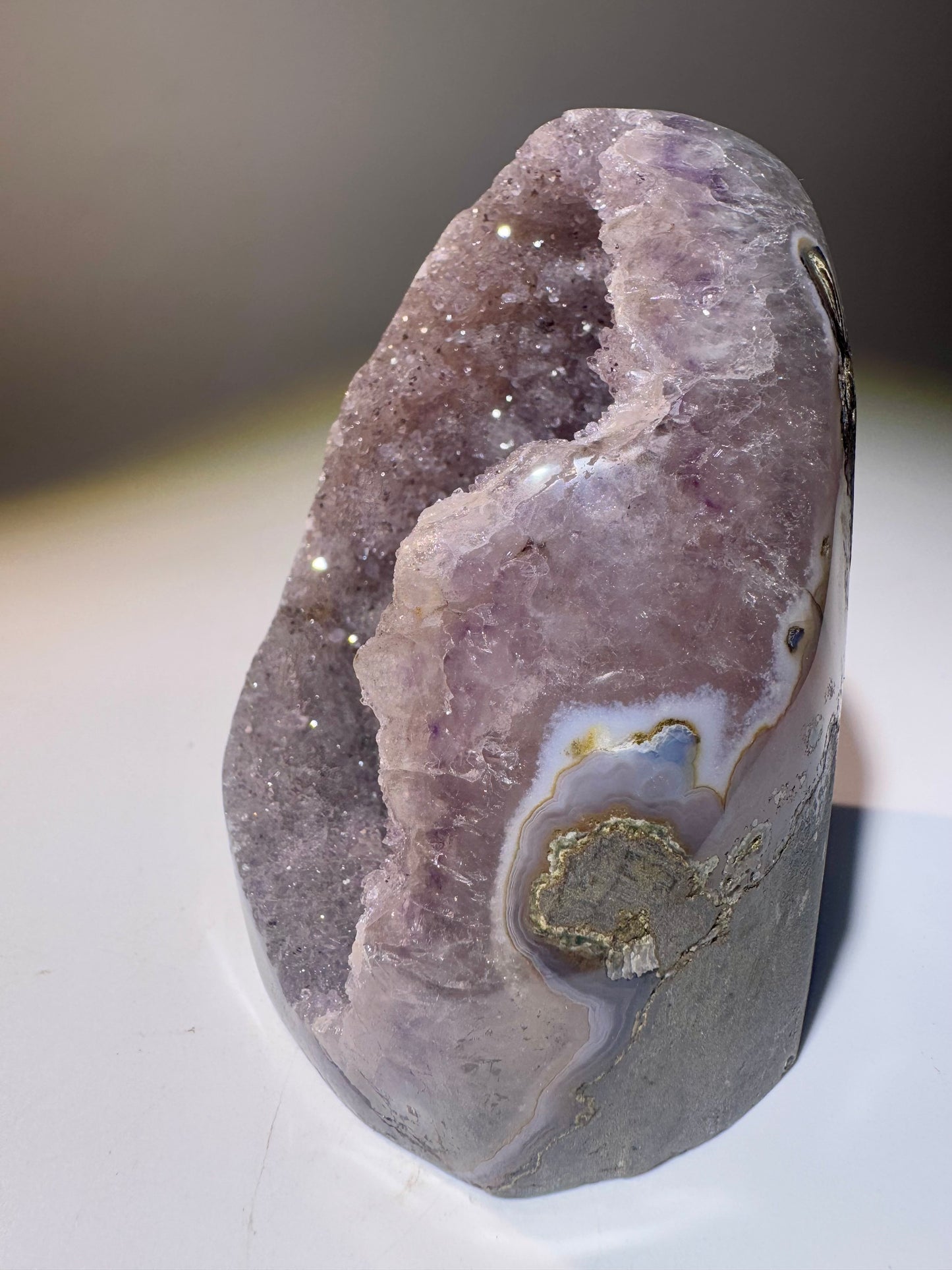 Rainbow Amethyst Cutbase 9 cm 403 g | Uruguay Amethyst mit funkelnder Doppelkristallisation
