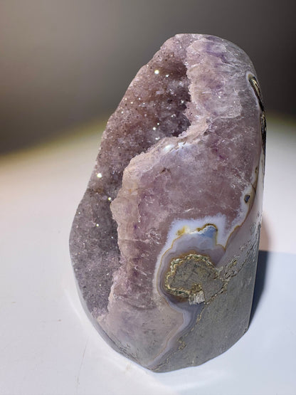 Rainbow Amethyst Cutbase 9 cm 403 g | Uruguay Amethyst mit funkelnder Doppelkristallisation