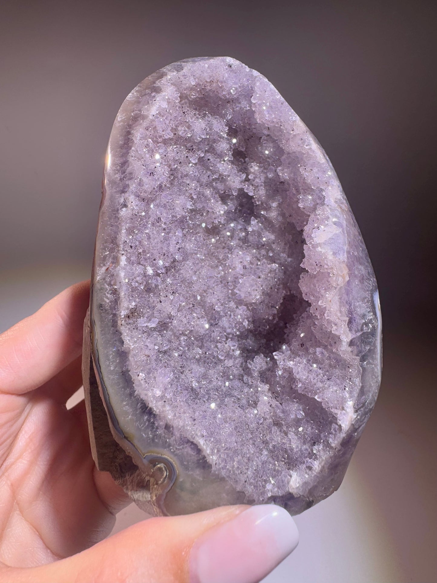Rainbow Amethyst Cutbase 9 cm 403 g | Uruguay Amethyst mit funkelnder Doppelkristallisation