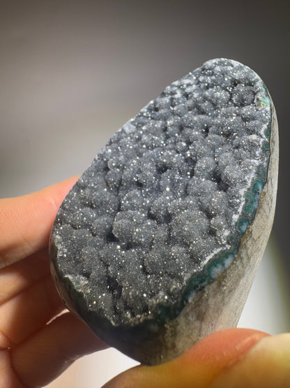 Rainbow Amethyst Cutbase 6.5 cm 150 g | Uruguay Amethyst schwarz-grün mit sugary Kristallisation