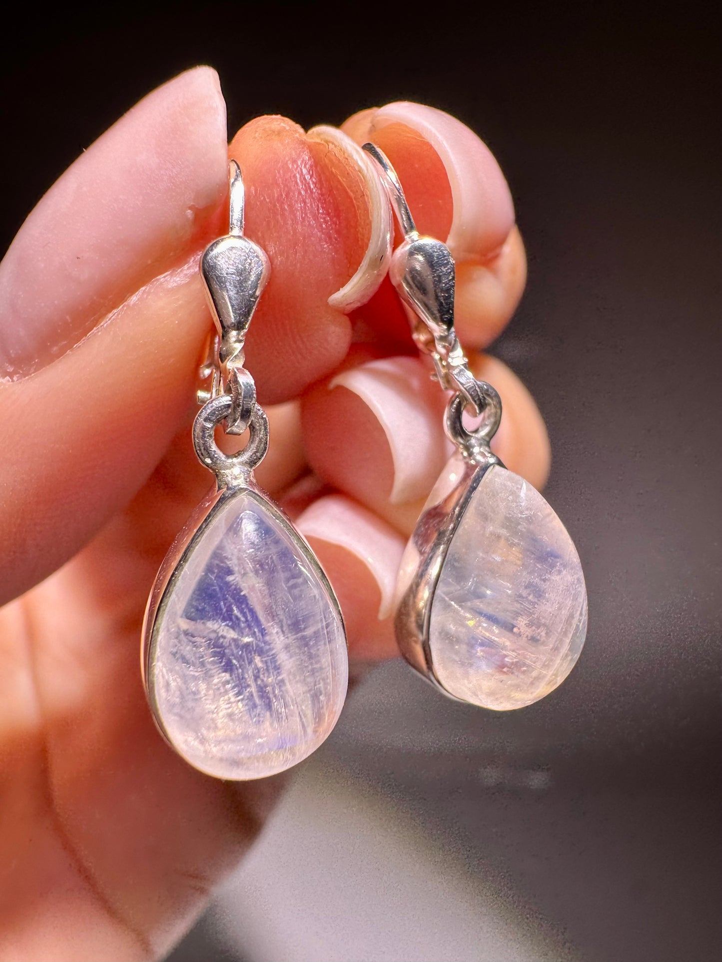 Mondstein Ohrringe 2,8 cm – Regenbogenmondstein in Tropfenform ✨