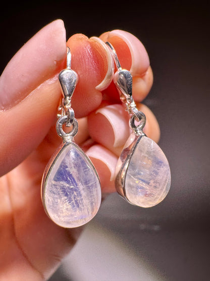 Mondstein Ohrringe 2,8 cm – Regenbogenmondstein in Tropfenform ✨