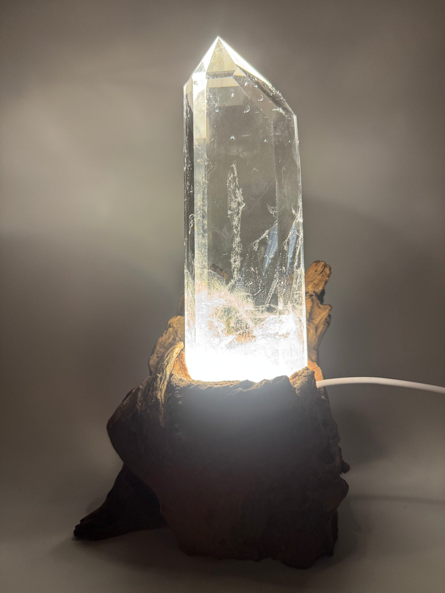 Strahlende Bergkristallspitze mit Licht · Ultraklare Premiumqualität · 541g · 22.5cm