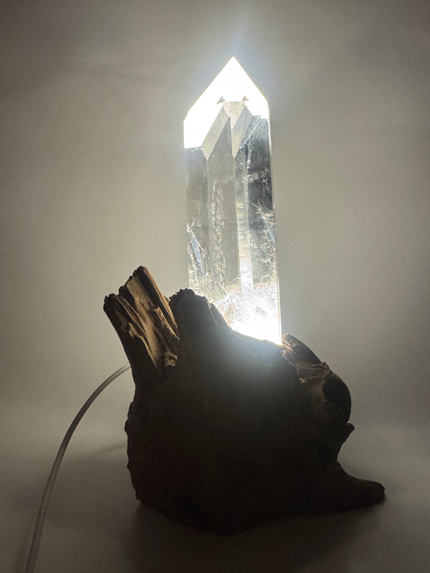 Strahlende Bergkristallspitze mit Licht · Ultraklare Premiumqualität · 541g · 22.5cm