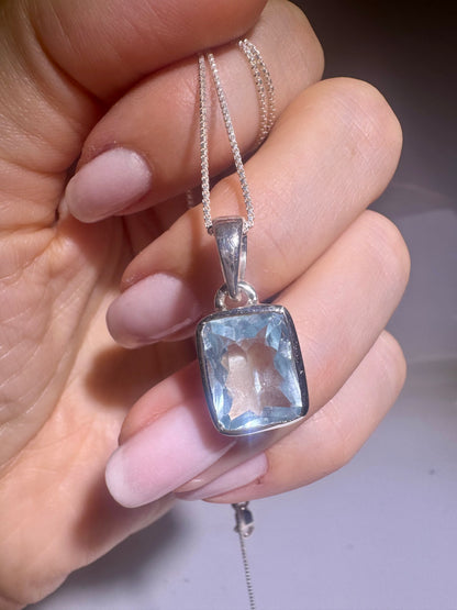 Elegant aquamarine pendant – faceted clarity in 925 silver 💎
