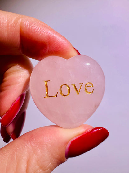 Rosenquarz Herz LOVE - 3cm 💖 (kann individuell graviert werden)