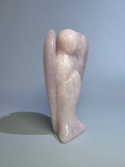 Engel aus Rosenquarz aus Brasilien - 10cm, 176g