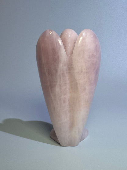 Engel aus Rosenquarz aus Brasilien - 10cm, 176g