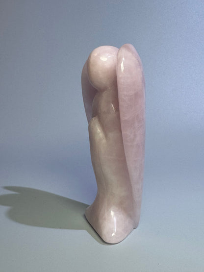 Engel aus Rosenquarz aus Brasilien - 10cm, 176g