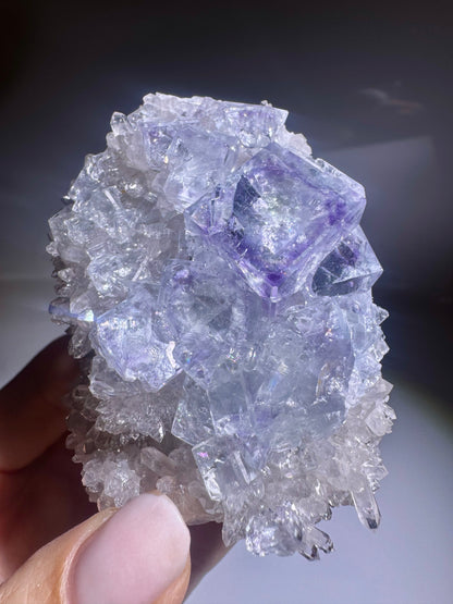 Wunderschöner Glas-Fluorit  mit Regenbogen - 6.5cm, 217g