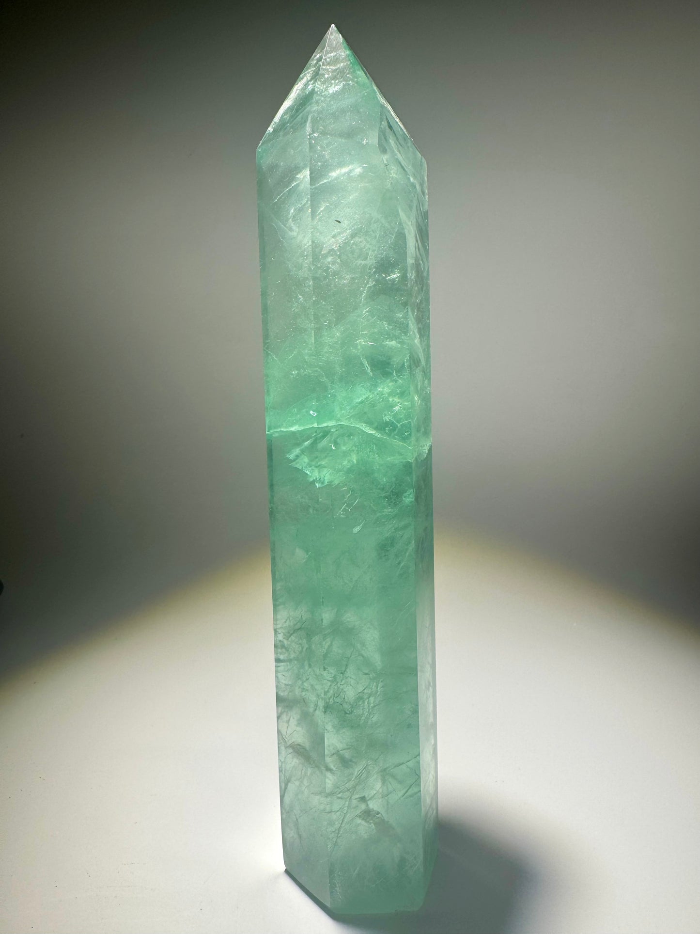 Mintgrüne Fluorit-Spitze – 20 cm hoch, 3,5 cm breit – seltenes Unikat aus Brasilien in Extraqualität 💎