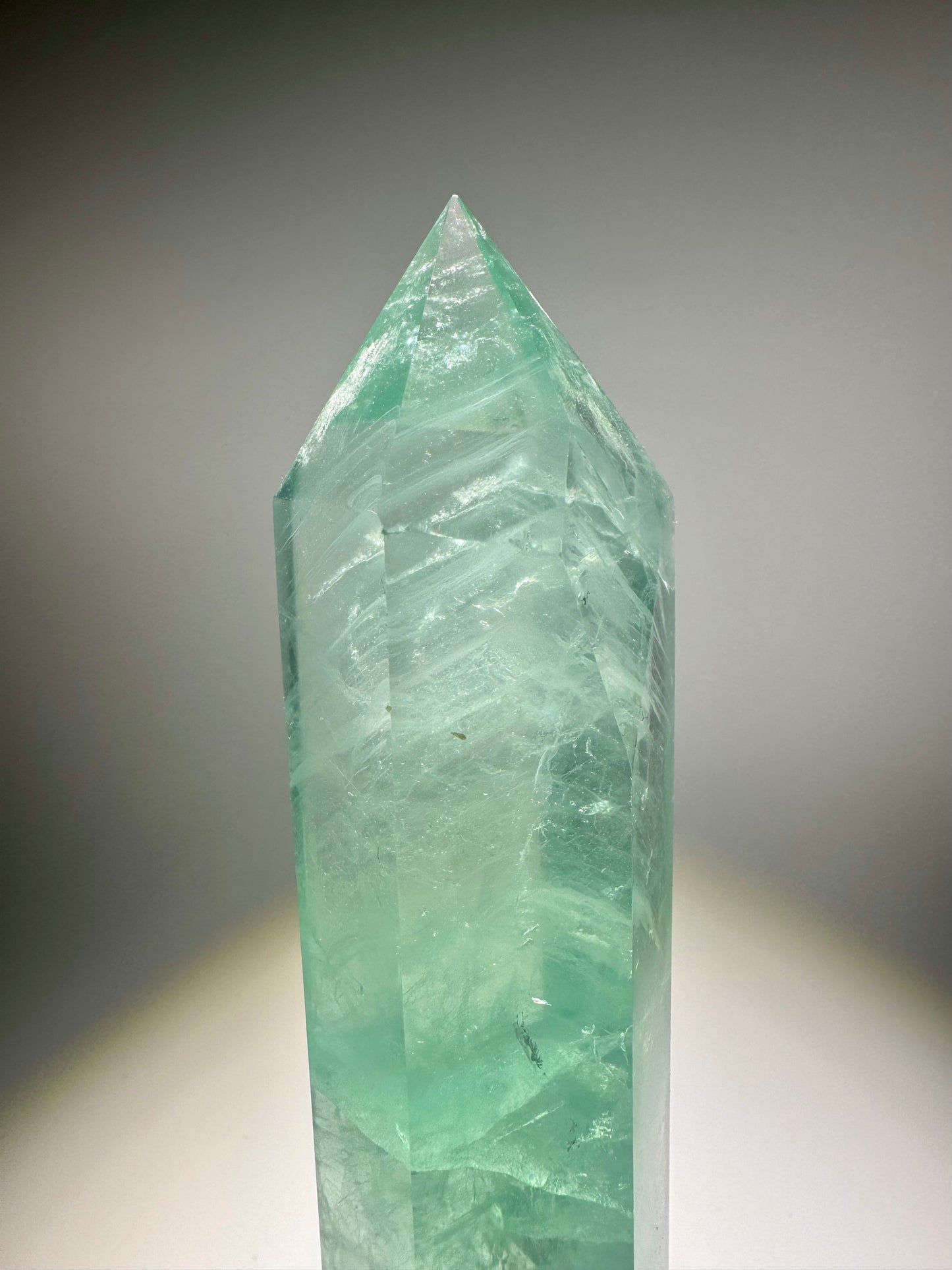 Mintgrüne Fluorit-Spitze – 20 cm hoch, 3,5 cm breit – seltenes Unikat aus Brasilien in Extraqualität 💎