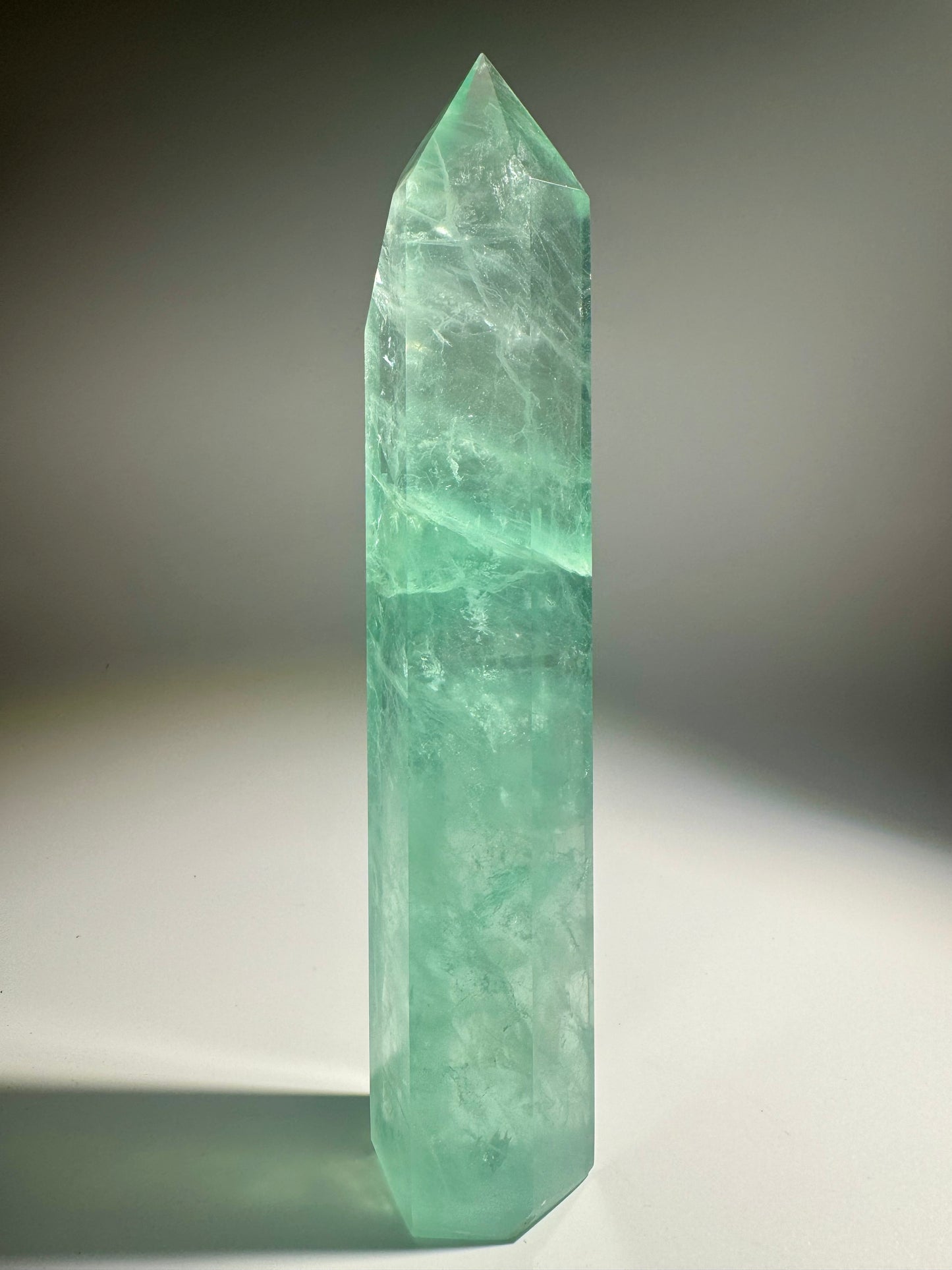 Mintgrüne Fluorit-Spitze – 20 cm hoch, 3,5 cm breit – seltenes Unikat aus Brasilien in Extraqualität 💎