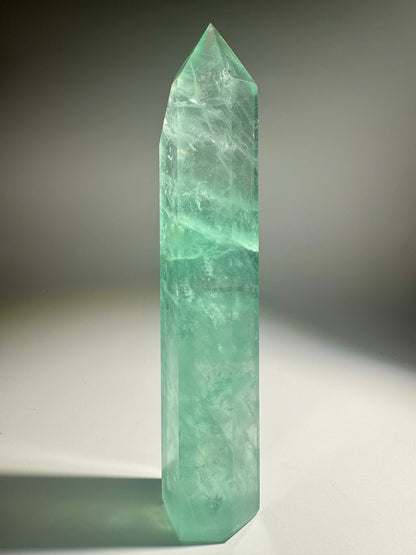 Mintgrüne Fluorit-Spitze – 20 cm hoch, 3,5 cm breit – seltenes Unikat aus Brasilien in Extraqualität 💎