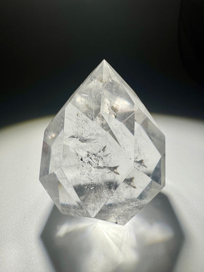 Facettiertes Bergkristall-Ornament 🤍 – klar, handgeschliffen & einzigartig – 5,2 cm, 104 g Unikat