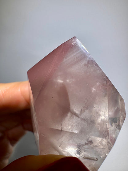Bezaubernde Pink Lithium Spitze Kristall mit Phantom  💖 - 4.3cm, 49g
