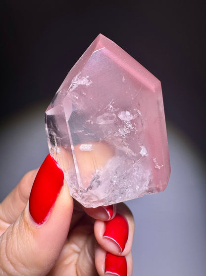 Bezaubernde Pink Lithium Spitze Kristall mit Phantom  💖 - 4.3cm, 49g