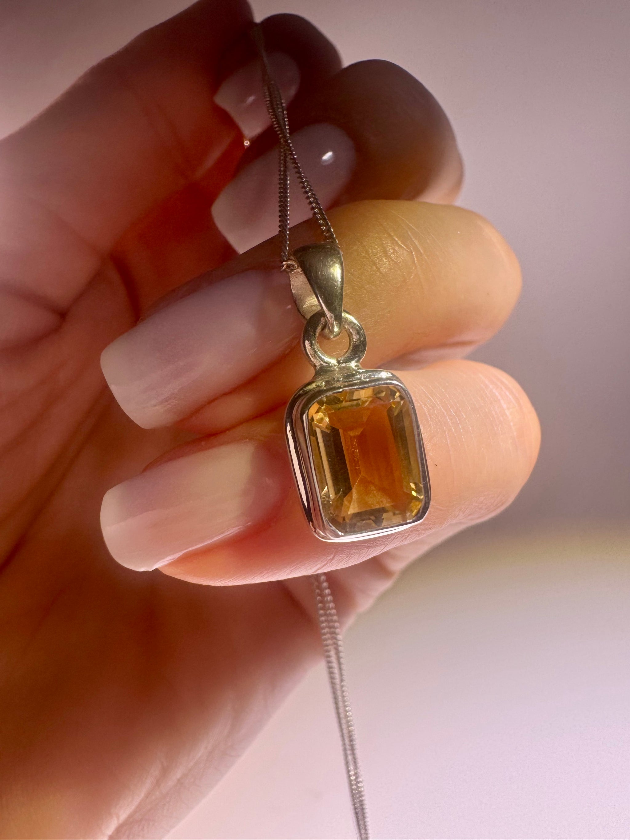 Citrin Anhänger Emerald-Cut 10x8 mm | 925 Silber Kette 45 cm | Handgefertigter Schmuck mit echtem Citrin