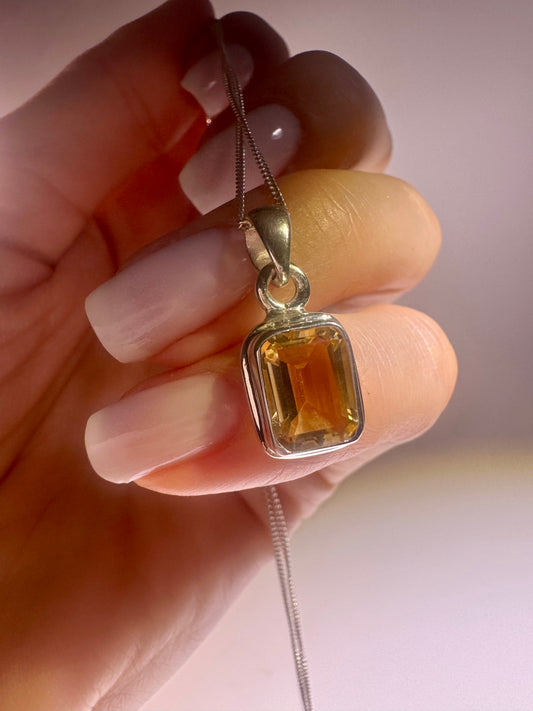 Citrin Anhänger Emerald-Cut 10x8 mm | 925 Silber Kette 45 cm | Handgefertigter Schmuck mit echtem Citrin