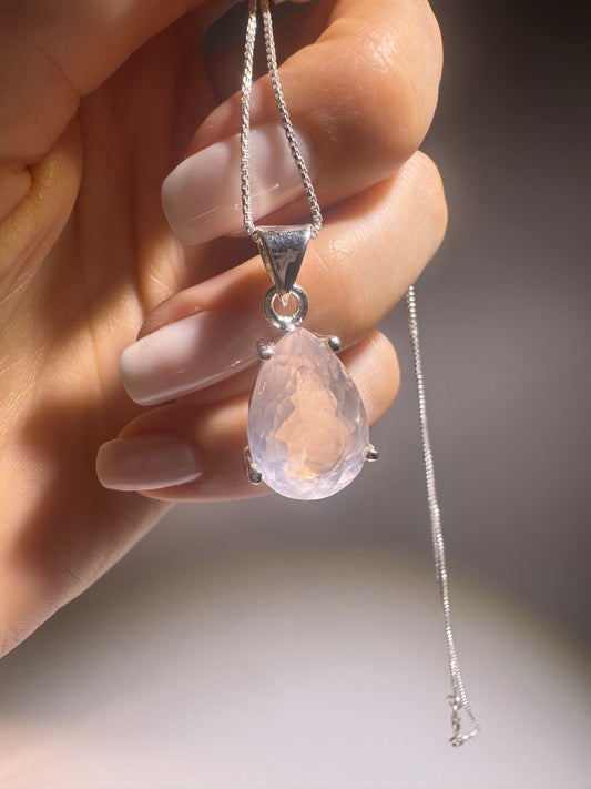 Rosenquarz Anhänger Pear-Cut 18x12 mm | 925 Silber Kette 45 cm | Handgefertigter Schmuck voller Liebe