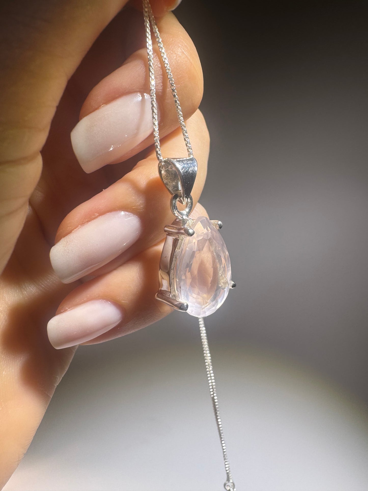 Rosenquarz Anhänger Pear-Cut 18x12 mm | 925 Silber Kette 45 cm | Handgefertigter Schmuck voller Liebe