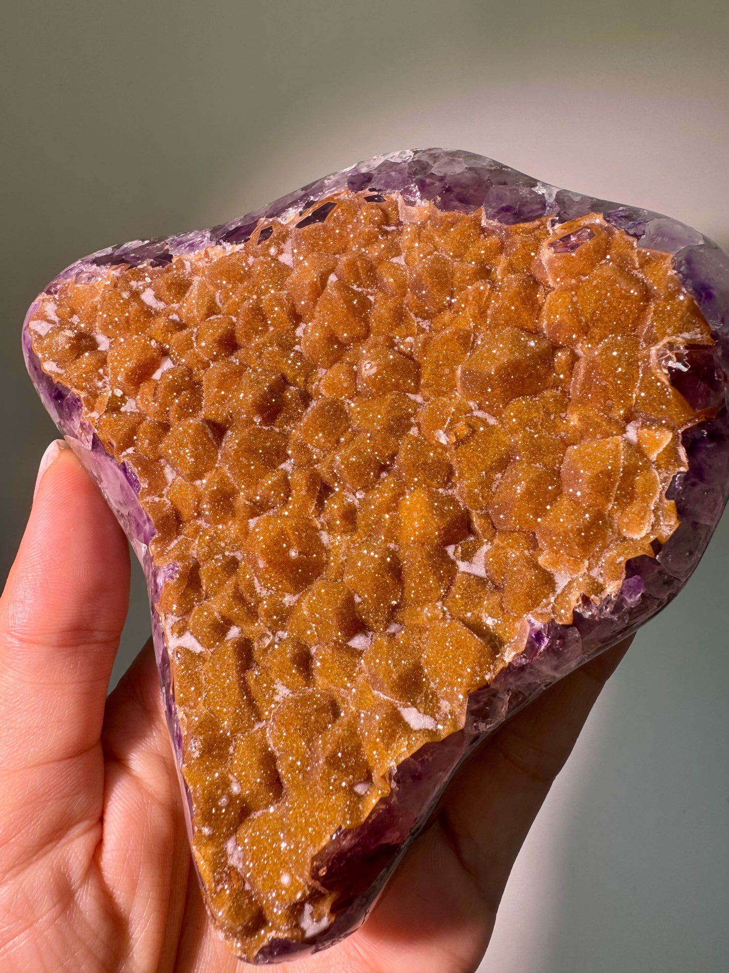 Premium Rainbow Amethyst Freeform Uruguay Goldbronze 12 cm, 796g