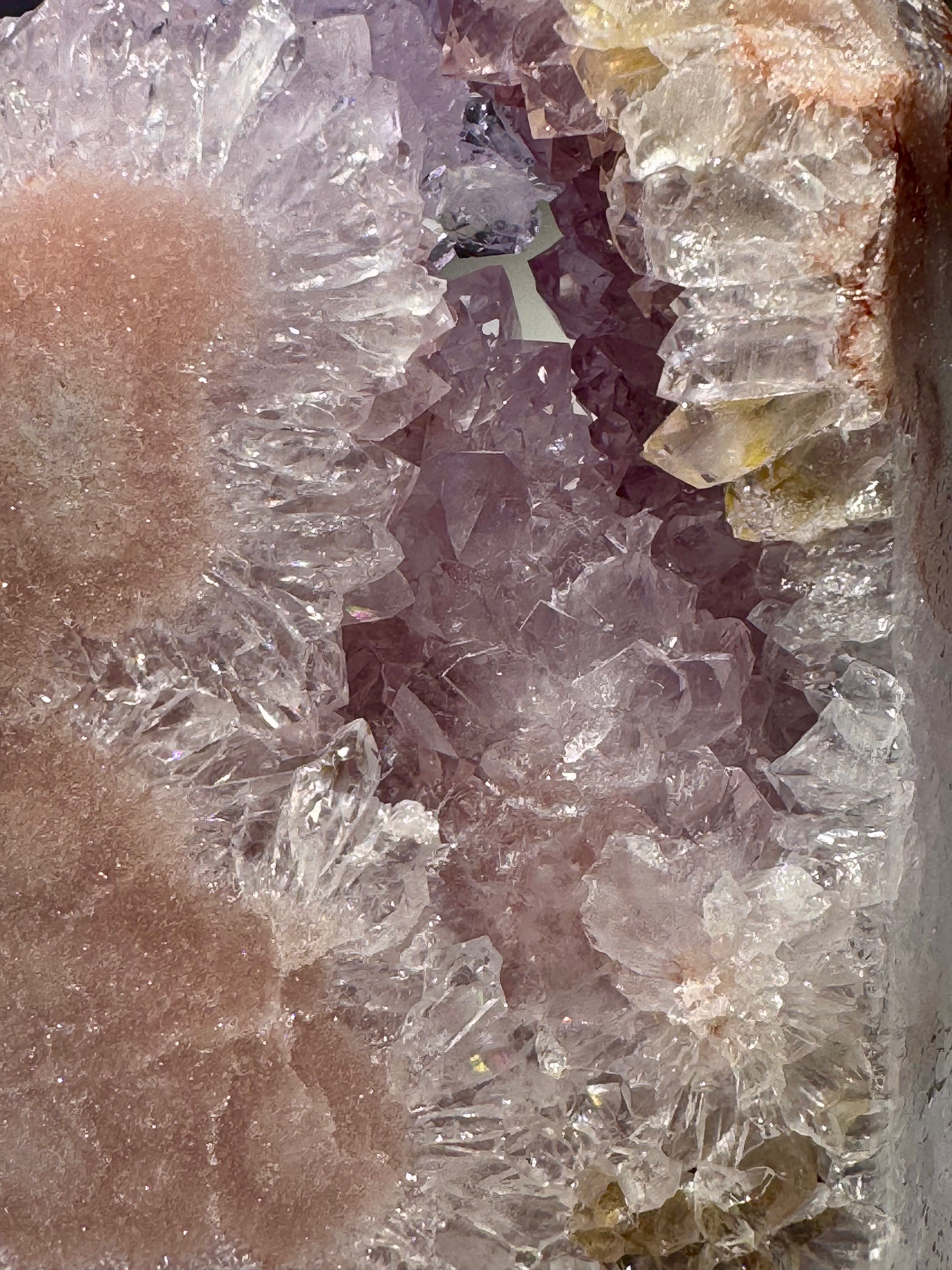 Bezaubernder Pink Amethyst aus Brasilien – 14,5 cm | Extra grosse, rosafarbene Kristalle in seltener Blumenform