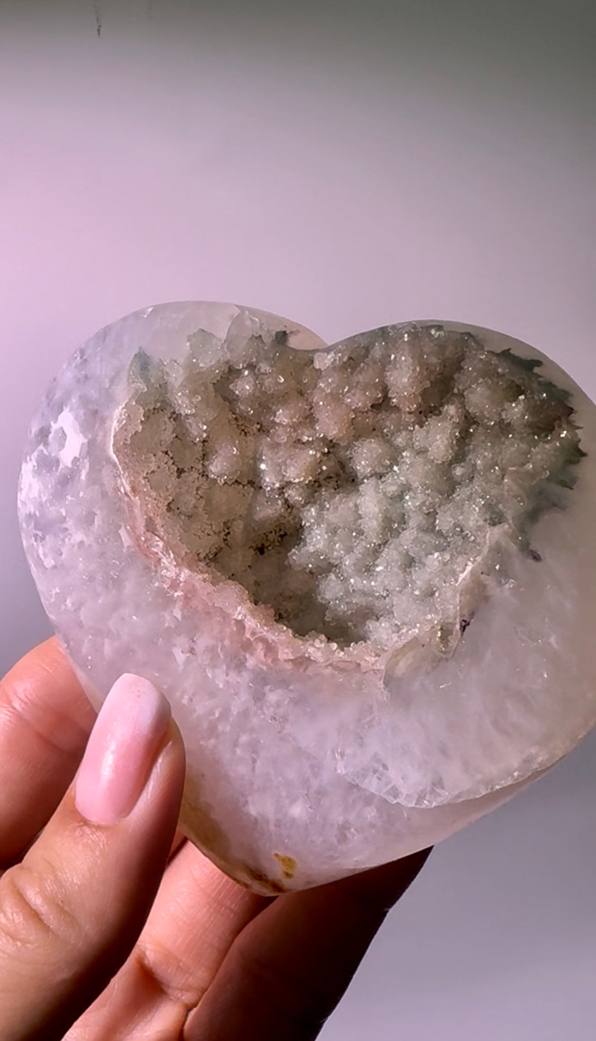 Pastellgrünes Amethyst Herz mit Baby Pink – 8 x 5 cm | 0,25 kg