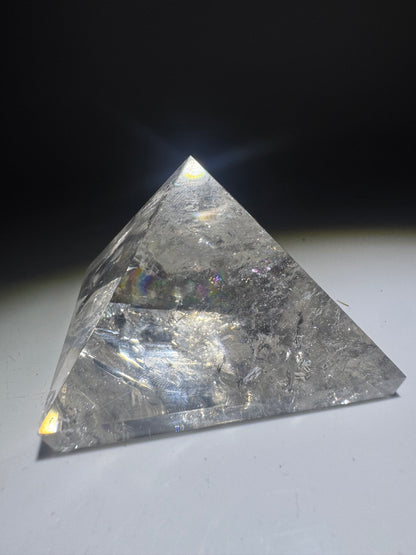 Lemurian Bergkristall-Pyramide – Regenbogenklarheit – Handgeschliffen in Brasilien