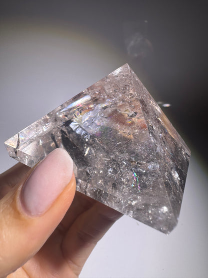 Lemurian Bergkristall-Pyramide – Regenbogenklarheit – Handgeschliffen in Brasilien