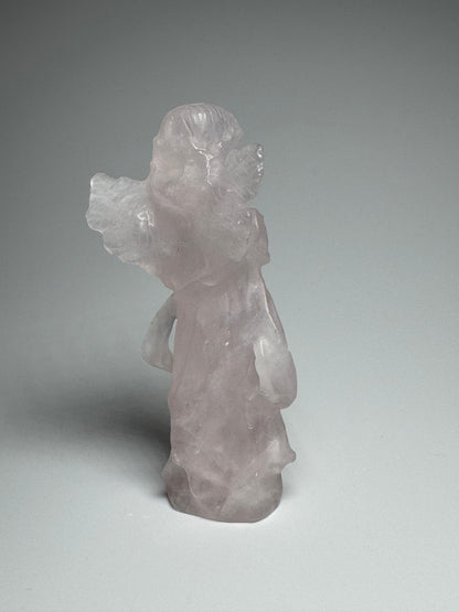 Bezaubernder Engel aus Ice Rosenquarz 💗 – 8 cm – Handgefertigt in Brasilien aus echtem Edelstein