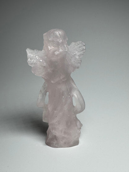 Bezaubernder Engel aus Ice Rosenquarz 💗 – 8 cm – Handgefertigt in Brasilien aus echtem Edelstein