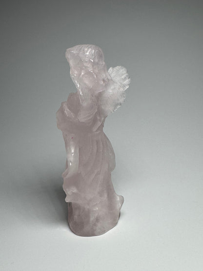 Bezaubernder Engel aus Ice Rosenquarz 💗 – 8 cm – Handgefertigt in Brasilien aus echtem Edelstein