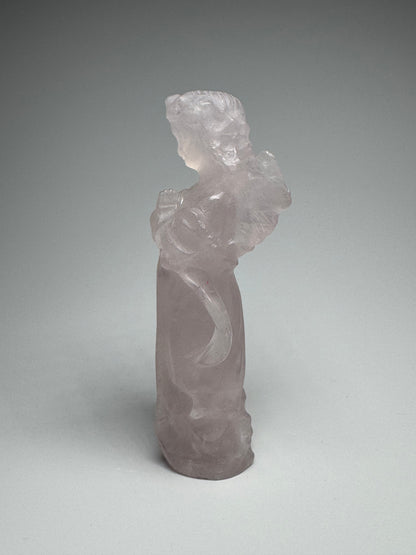 Bezaubernder Engel aus Ice Rosenquarz 💗 – 8 cm – Handgefertigt in Brasilien aus echtem Edelstein