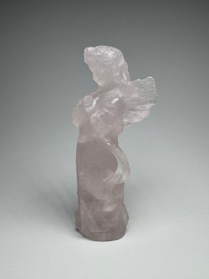 Bezaubernder Engel aus Ice Rosenquarz 💗 – 8 cm – Handgefertigt in Brasilien aus echtem Edelstein