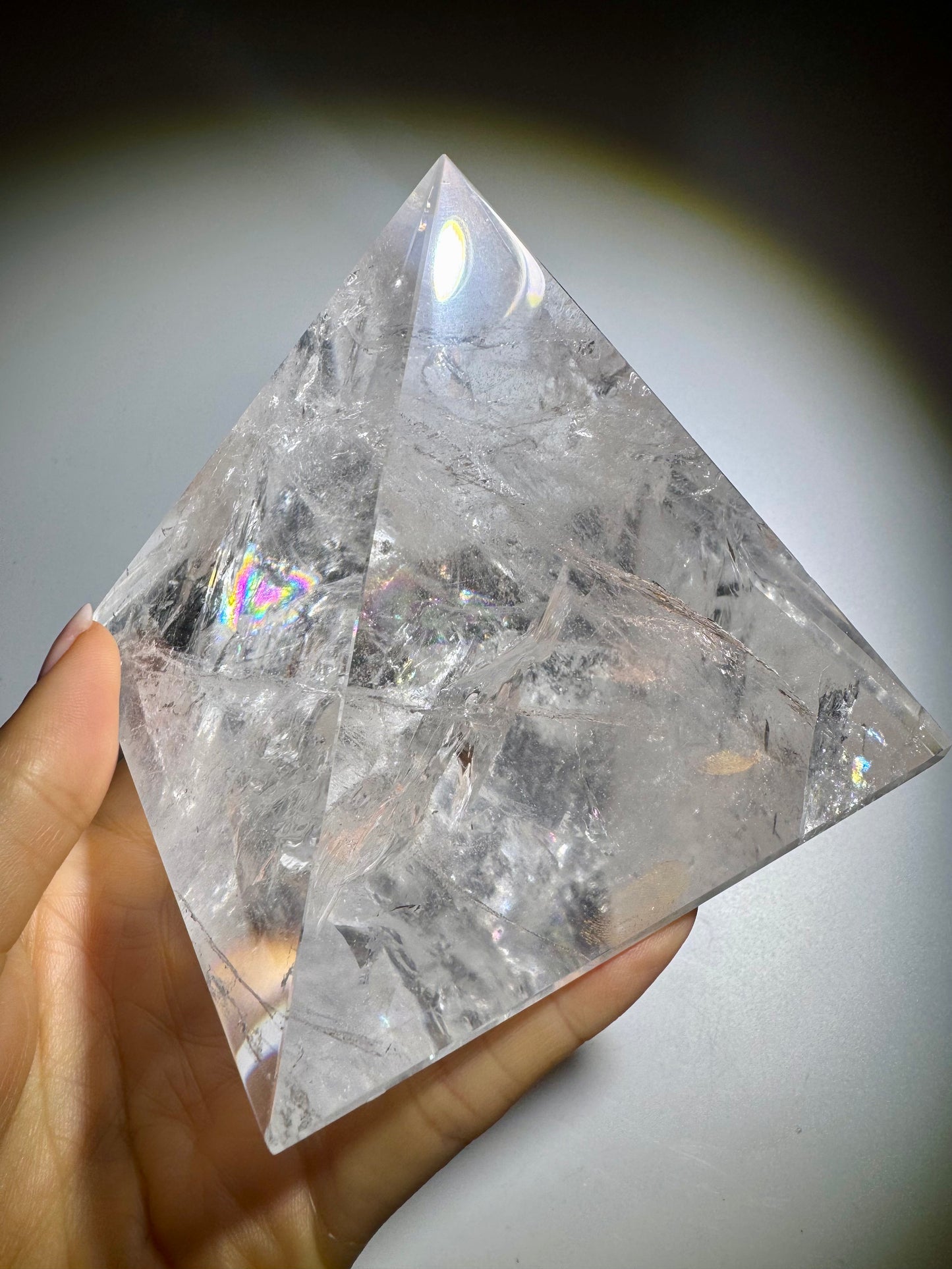 Lemurian Bergkristall-Pyramide mit Regenbogen ✨ 10x10x8.7 cm | 790g