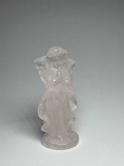 Bezaubernder Engel aus Ice Rosenquarz - 6cm