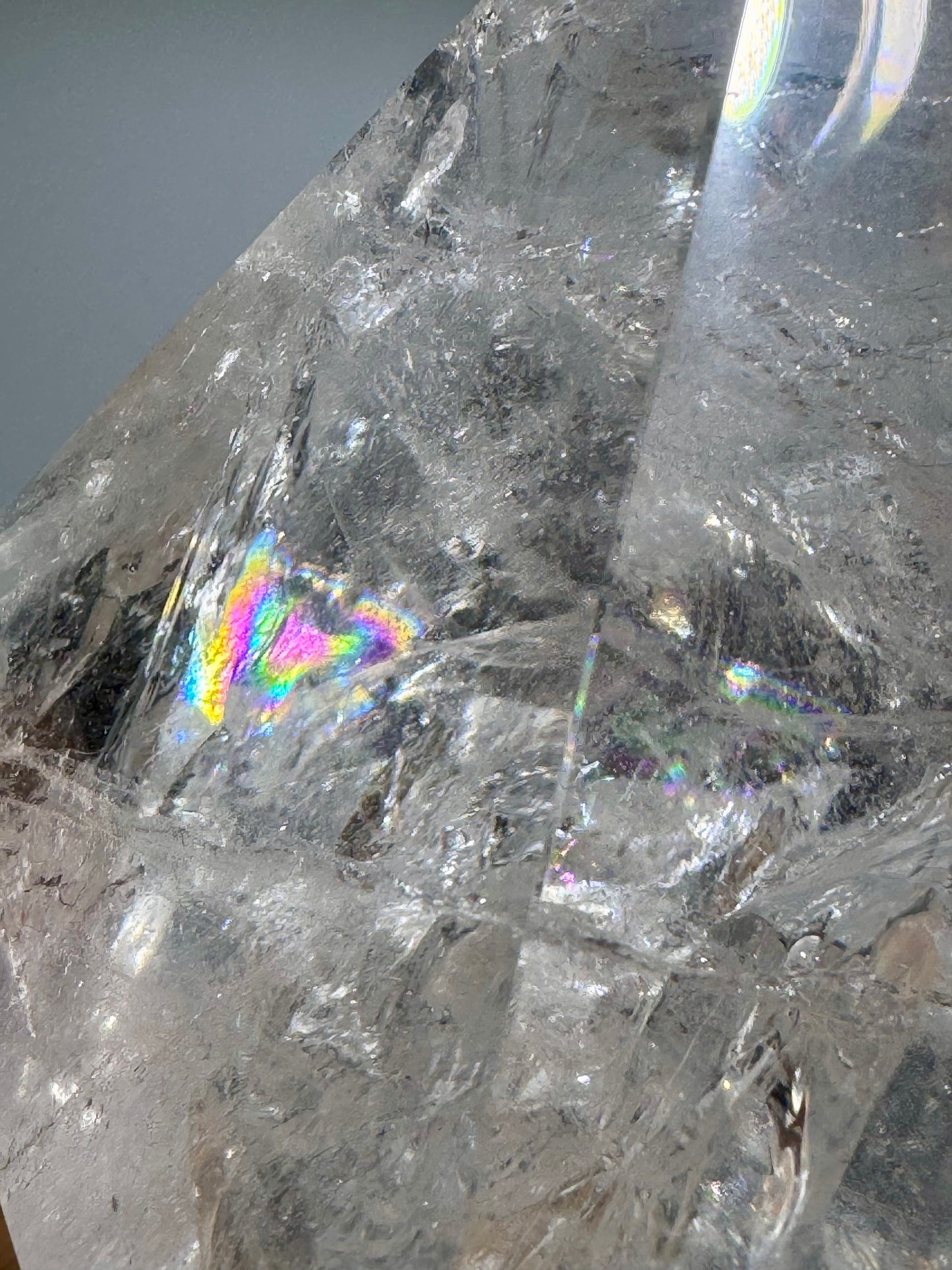 Lemurian Bergkristall-Pyramide mit Regenbogen ✨ 10x10x8.7 cm | 790g