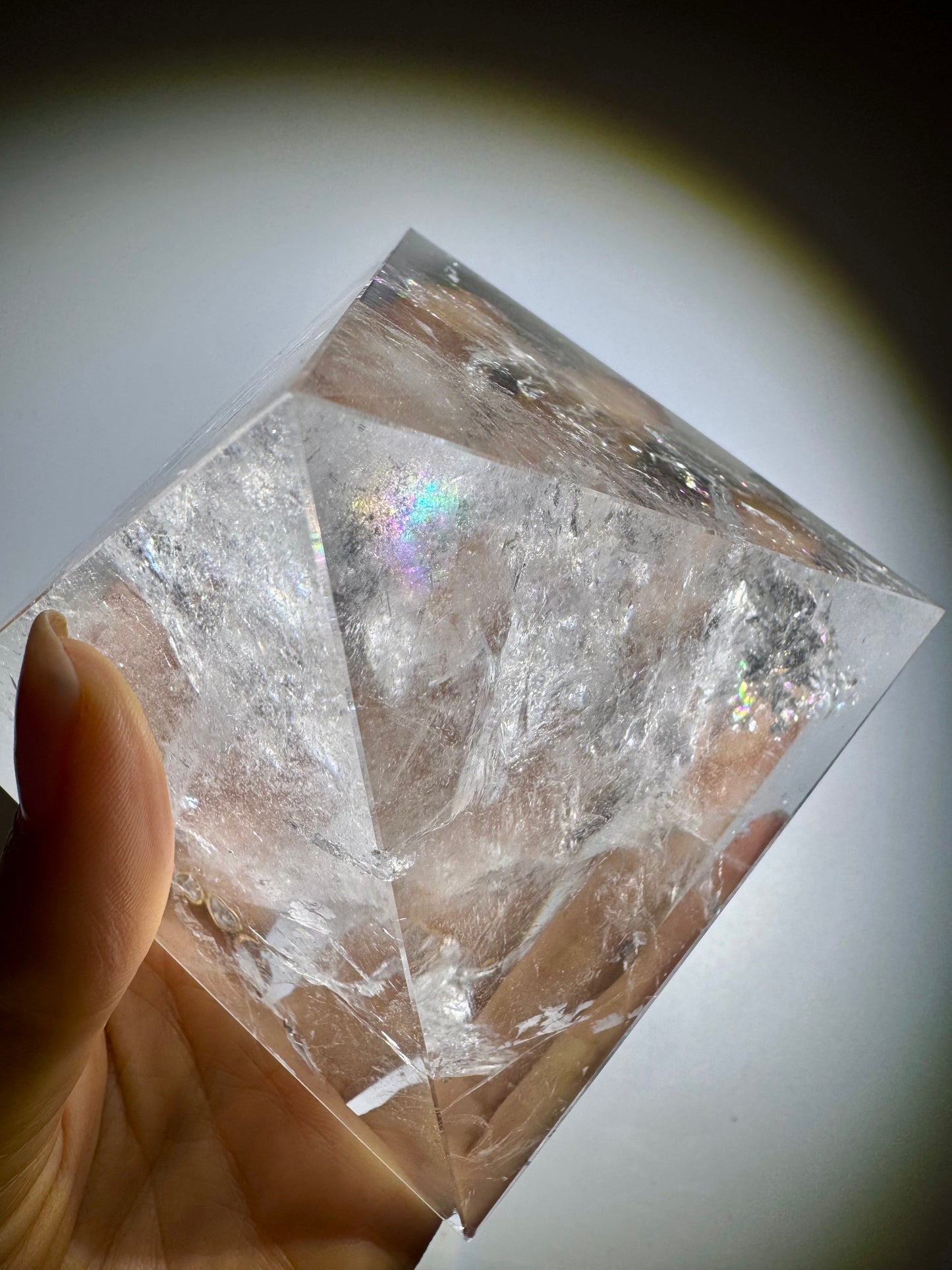 Lemurian Bergkristall-Pyramide mit Regenbogen ✨ 10x10x8.7 cm | 790g