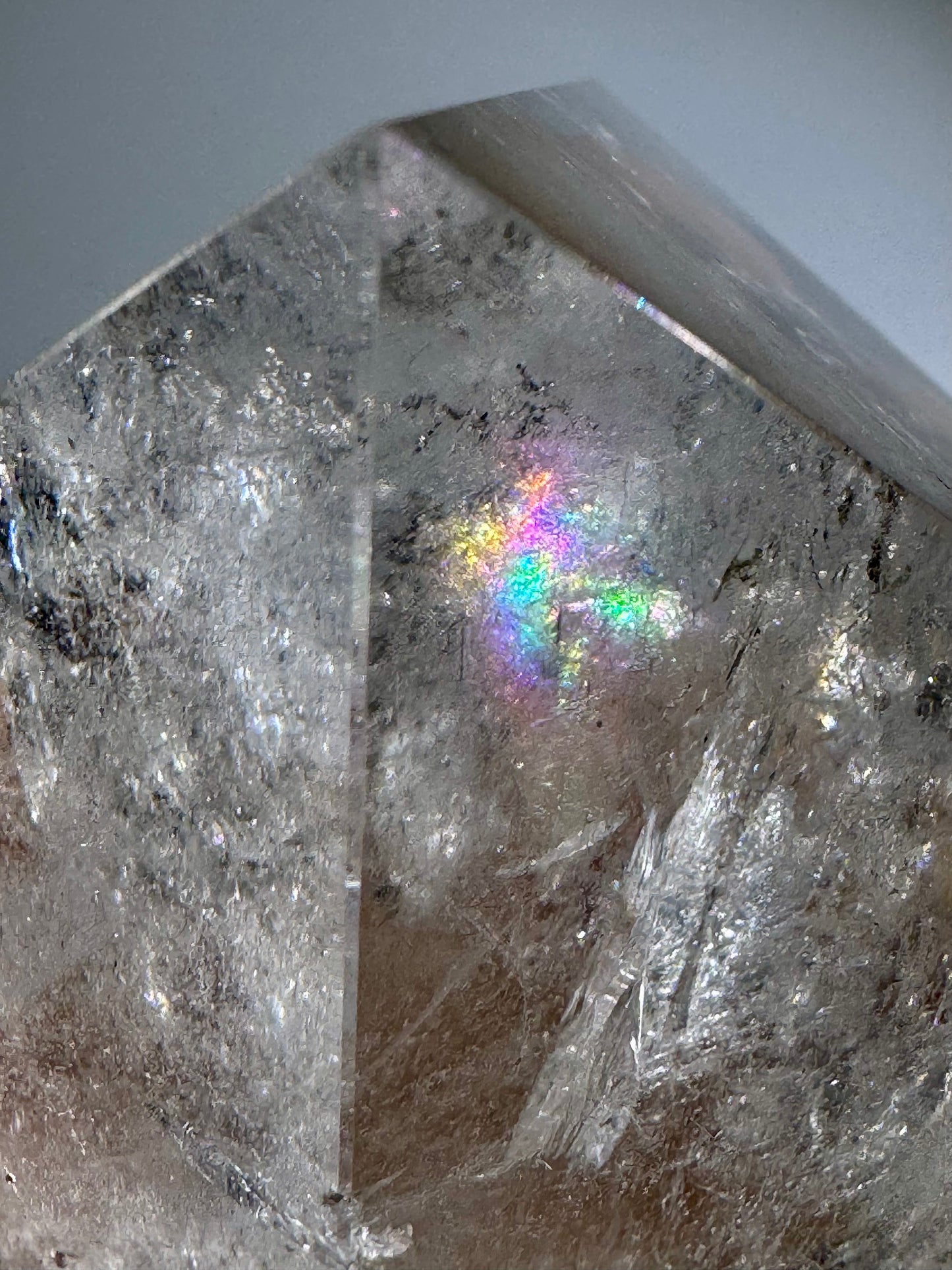 Lemurian Bergkristall-Pyramide mit Regenbogen ✨ 10x10x8.7 cm | 790g