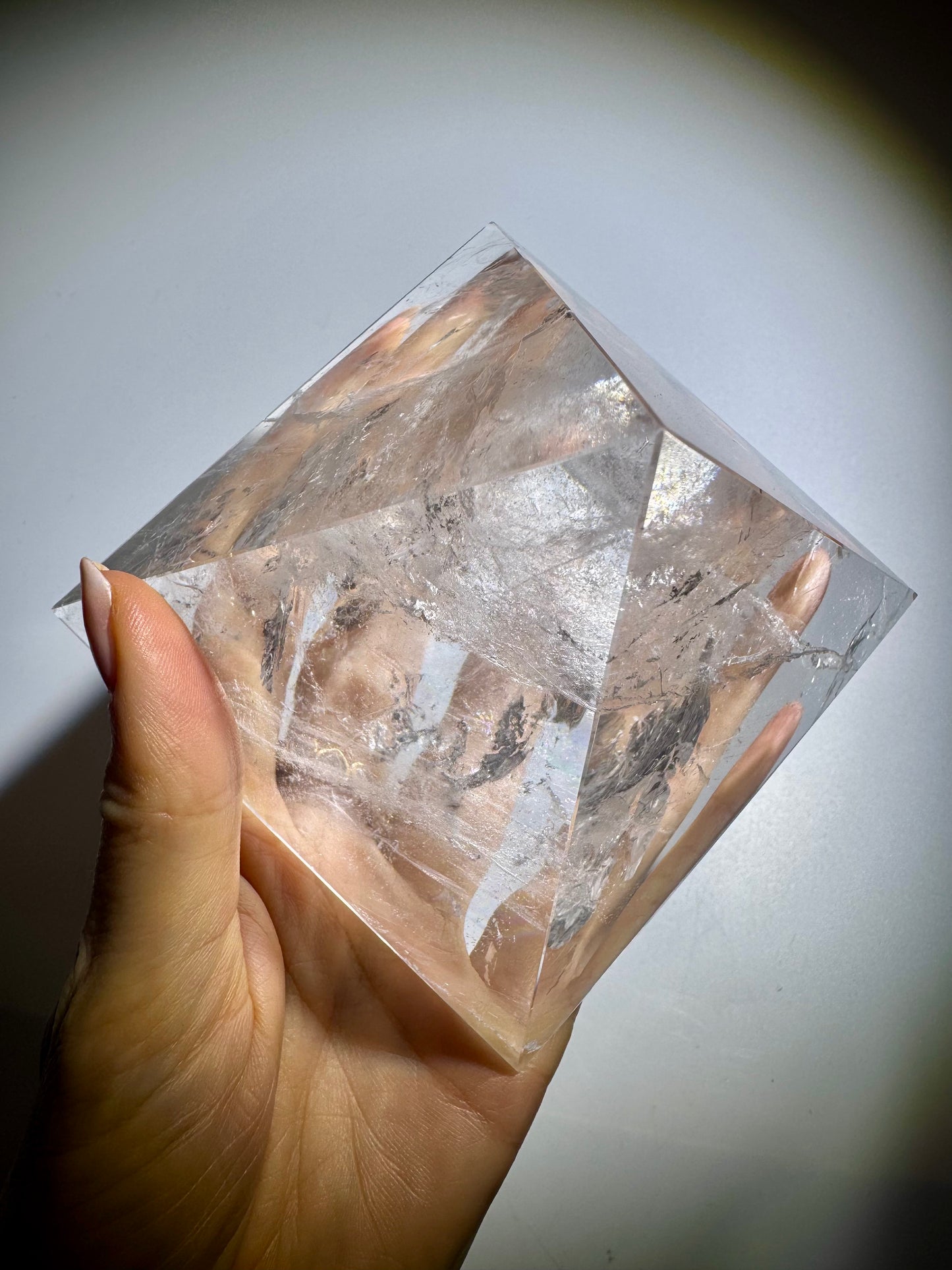Lemurian Bergkristall-Pyramide mit Regenbogen ✨ 10x10x8.7 cm | 790g