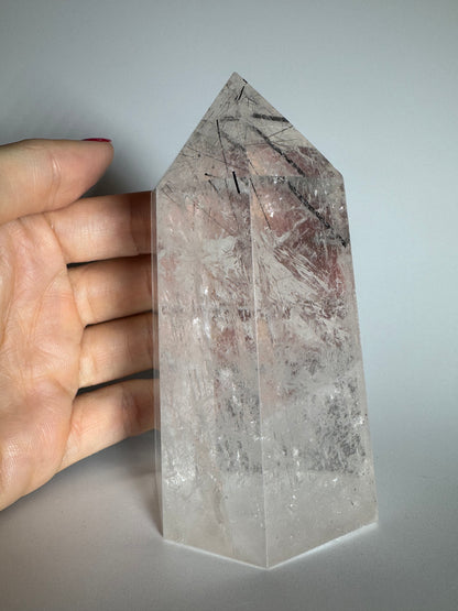 Bergkristallspitze mit Turmalin & Rutilnadeln – 10.5 cm, 426 g aus Brasilien
