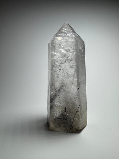 Bergkristallspitze mit Rutilnadeln & Turmalin – 12 cm, 356 g – exklusiver Quarz aus Brasilien