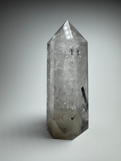 Bergkristallspitze mit Rutilnadeln & Turmalin – 12 cm, 356 g – exklusiver Quarz aus Brasilien