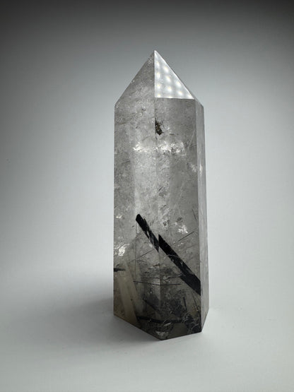Bergkristallspitze mit Rutilnadeln & Turmalin – 12 cm, 356 g – exklusiver Quarz aus Brasilien