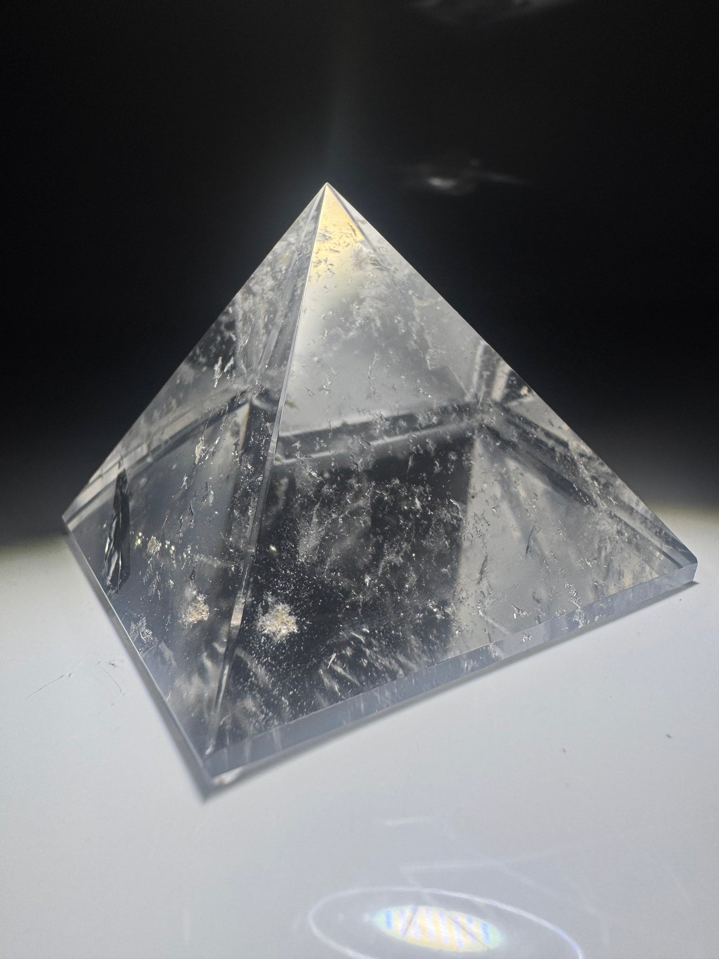 Lemurian Bergkristall Pyramide – Extra klare Regenbogenenergie